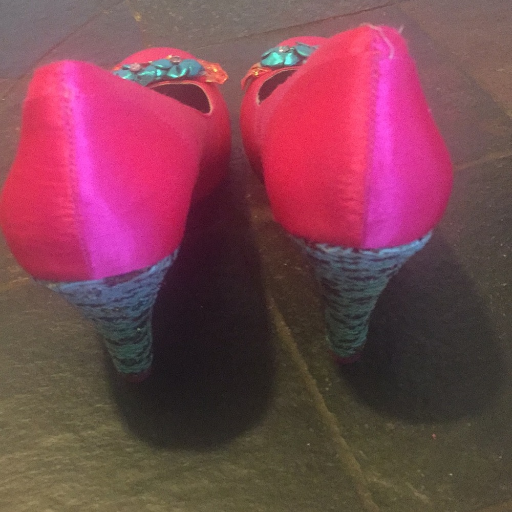 Shoes - Picture 2 of 8